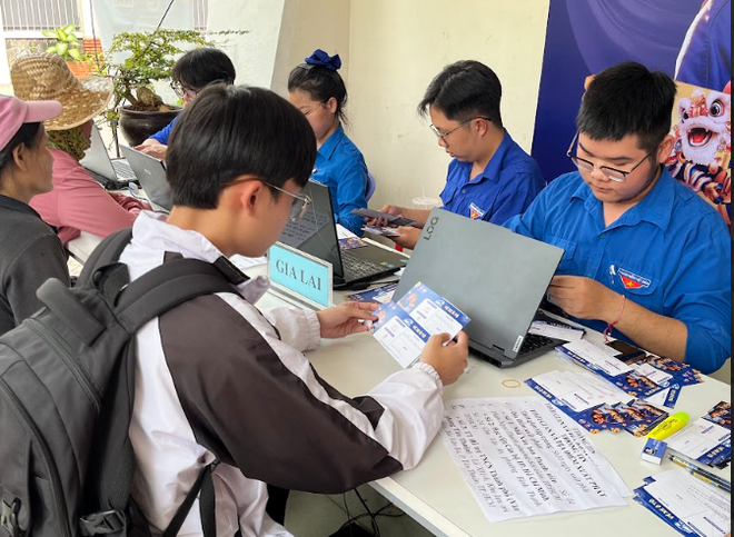 &ldquo;S&aacute;u năm bền bỉ đồng h&agrave;nh&rdquo; hơn 4.200 tấm v&eacute; đưa sinh vi&ecirc;n, người lao động kh&oacute; khăn về nh&agrave; đ&oacute;n Tết 2026- Ảnh 7.