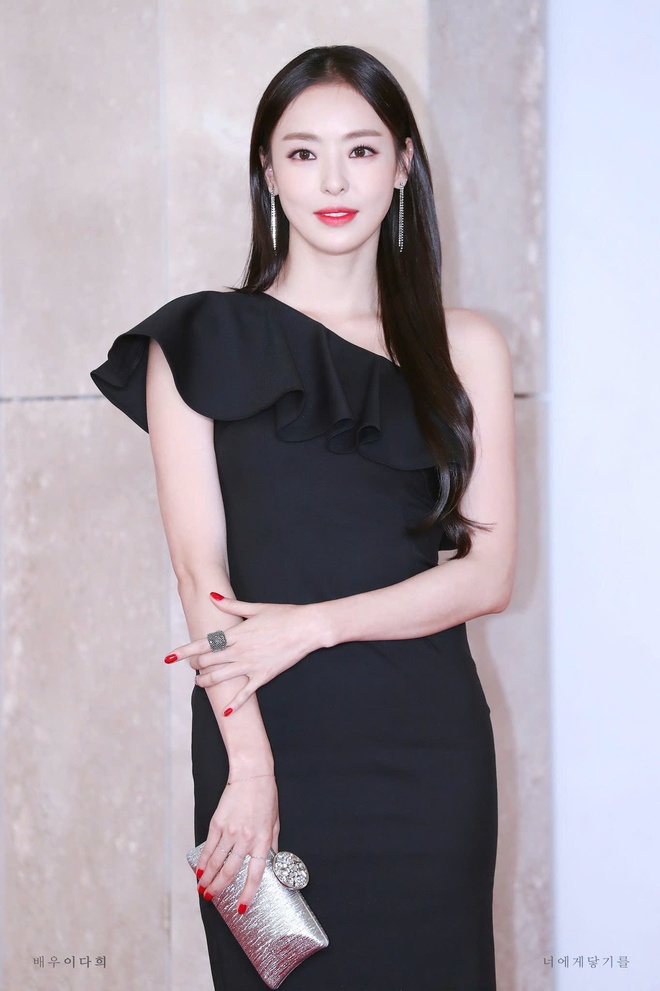 Minh tinh 40 tuổi khiến netizen chia 2 phe- Ảnh 8.