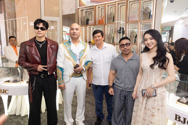 Chủ nh&acirc;n hit 2 tỷ view tặng v&ograve;ng kim cương cho &aacute; hậu, c&ocirc;ng khai ngỏ lời: "L&agrave;m vợ anh nh&eacute;!"- Ảnh 2.