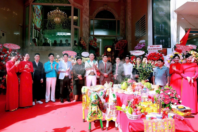 Chủ nh&acirc;n hit 2 tỷ view tặng v&ograve;ng kim cương cho &aacute; hậu, c&ocirc;ng khai ngỏ lời: "L&agrave;m vợ anh nh&eacute;!"- Ảnh 1.