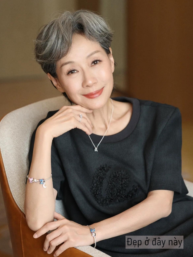 Nhiều t&oacute;c bạc kh&ocirc;ng c&ograve;n l&agrave; nhược điểm: 3 kiểu t&oacute;c ngắn gi&uacute;p phụ nữ trung ni&ecirc;n đẹp l&ecirc;n m&agrave; kh&ocirc;ng cần nhuộm- Ảnh 10.