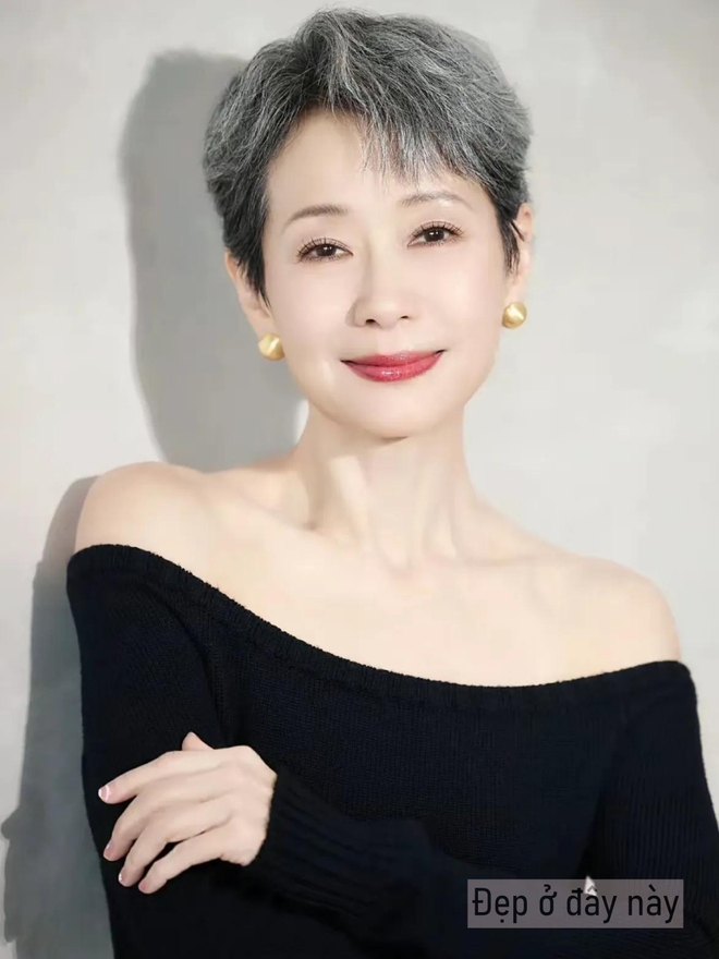 Nhiều t&oacute;c bạc kh&ocirc;ng c&ograve;n l&agrave; nhược điểm: 3 kiểu t&oacute;c ngắn gi&uacute;p phụ nữ trung ni&ecirc;n đẹp l&ecirc;n m&agrave; kh&ocirc;ng cần nhuộm- Ảnh 9.