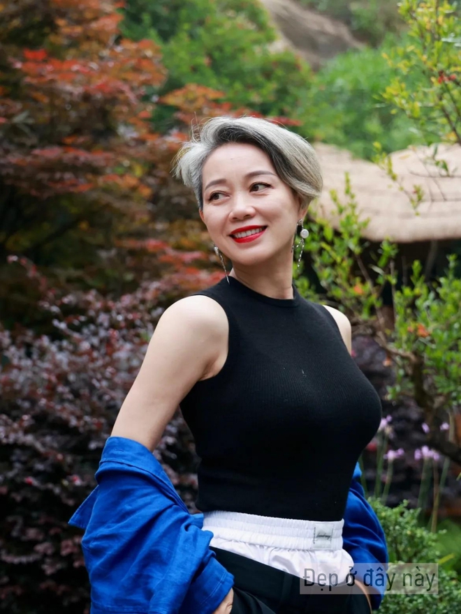 Nhiều t&oacute;c bạc kh&ocirc;ng c&ograve;n l&agrave; nhược điểm: 3 kiểu t&oacute;c ngắn gi&uacute;p phụ nữ trung ni&ecirc;n đẹp l&ecirc;n m&agrave; kh&ocirc;ng cần nhuộm- Ảnh 2.