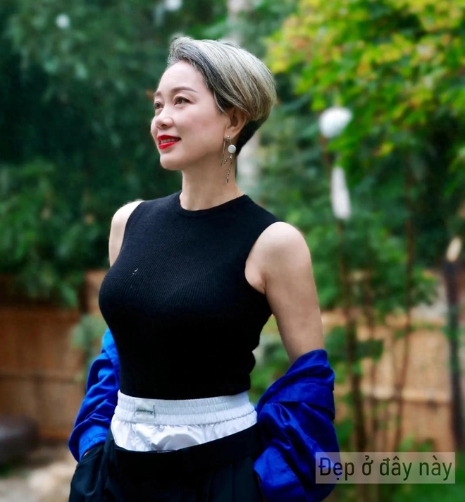 Nhiều t&oacute;c bạc kh&ocirc;ng c&ograve;n l&agrave; nhược điểm: 3 kiểu t&oacute;c ngắn gi&uacute;p phụ nữ trung ni&ecirc;n đẹp l&ecirc;n m&agrave; kh&ocirc;ng cần nhuộm- Ảnh 1.