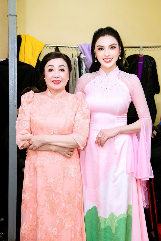 Kim Huyền S&acirc;m đ&oacute;ng h&agrave;i Tết c&ograve;n song ca c&ugrave;ng 1 nam NSƯT, kh&ocirc;ng ngại khen đ&agrave;n anh "tuyệt vời"- Ảnh 7.