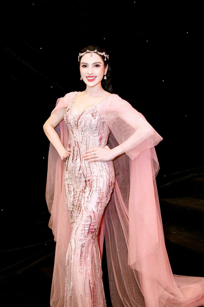 Kim Huyền S&acirc;m đ&oacute;ng h&agrave;i Tết c&ograve;n song ca c&ugrave;ng 1 nam NSƯT, kh&ocirc;ng ngại khen đ&agrave;n anh "tuyệt vời"- Ảnh 5.