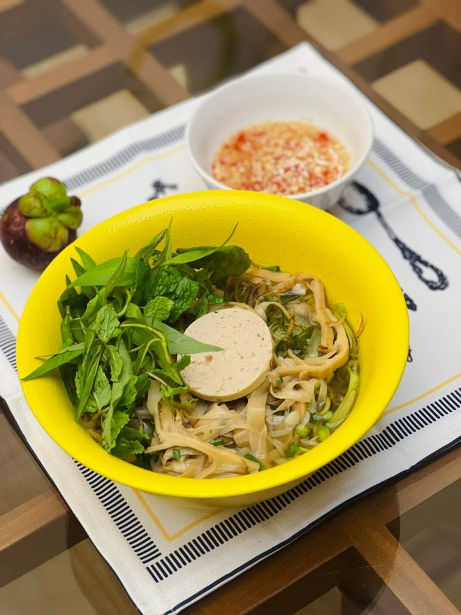 Vbiz c&oacute; mỹ nh&acirc;n U45 vẫn trẻ như g&aacute;i đ&ocirc;i mươi, b&iacute; quyết từ th&oacute;i quen ăn chay giản dị- Ảnh 5.