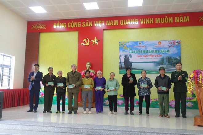 Đồn Bi&ecirc;n ph&ograve;ng đầu ti&ecirc;n ở Quảng Ninh tổ chức c&aacute;c hoạt động vui xu&acirc;n, đ&oacute;n tết sớm cho b&agrave; con khu vực bi&ecirc;n giới- Ảnh 1.