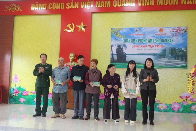 Đồn Bi&ecirc;n ph&ograve;ng đầu ti&ecirc;n ở Quảng Ninh tổ chức c&aacute;c hoạt động vui xu&acirc;n, đ&oacute;n tết sớm cho b&agrave; con khu vực bi&ecirc;n giới- Ảnh 2.