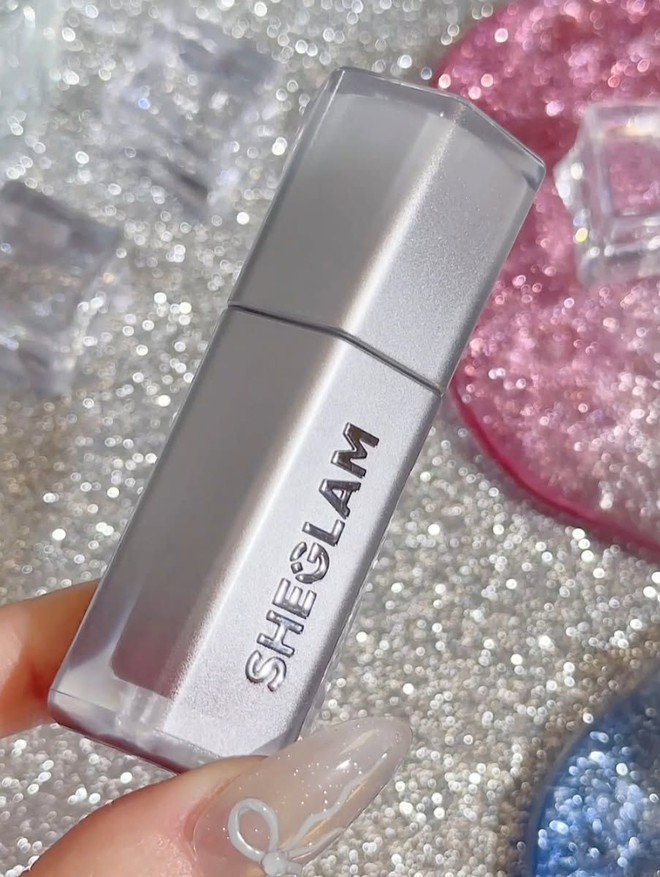 Thỏi son b&oacute;ng l&acirc;u tr&ocirc;i khiến MXH rần rần: M&agrave;u xinh, gi&aacute; chưa đến 150K v&agrave; si&ecirc;u nhiều ưu điểm để bạn th&iacute;ch- Ảnh 3.