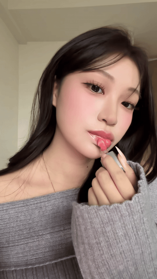 Thỏi son b&oacute;ng l&acirc;u tr&ocirc;i khiến MXH rần rần: M&agrave;u xinh, gi&aacute; chưa đến 150K v&agrave; si&ecirc;u nhiều ưu điểm để bạn th&iacute;ch- Ảnh 7.