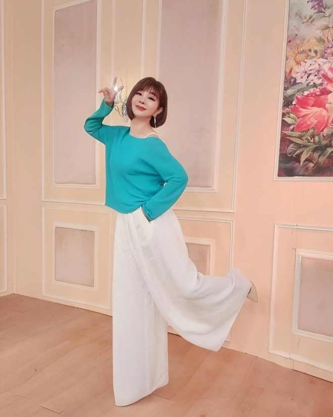 Bước sang tuổi 69, mỹ nh&acirc;n n&agrave;y vẫn trẻ đẹp ngỡ ng&agrave;ng: Nh&igrave;n như g&aacute;i ngo&agrave;i 30 nhờ kết th&acirc;n 1 loại củ giảm vi&ecirc;m, bảo tồn collagen, bếp người Việt lu&ocirc;n sẵn- Ảnh 2.