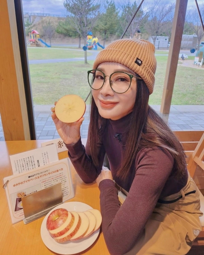 Bước sang tuổi 69, mỹ nh&acirc;n n&agrave;y vẫn trẻ đẹp ngỡ ng&agrave;ng: Nh&igrave;n như g&aacute;i ngo&agrave;i 30 nhờ kết th&acirc;n 1 loại củ giảm vi&ecirc;m, bảo tồn collagen, bếp người Việt lu&ocirc;n sẵn- Ảnh 6.