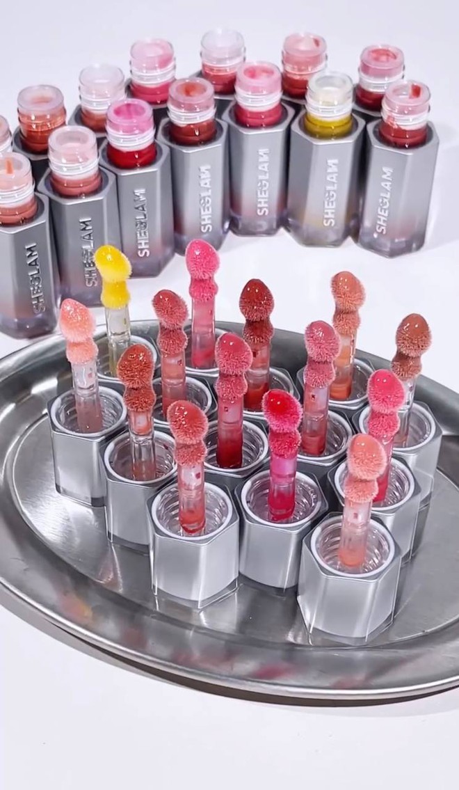 Thỏi son b&oacute;ng l&acirc;u tr&ocirc;i khiến MXH rần rần: M&agrave;u xinh, gi&aacute; chưa đến 150K v&agrave; si&ecirc;u nhiều ưu điểm để bạn th&iacute;ch- Ảnh 1.