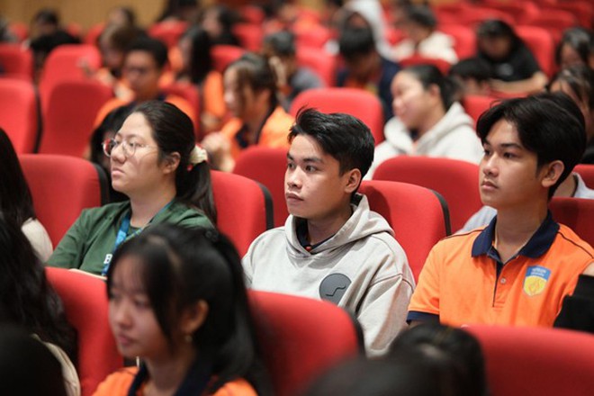 Talkshow "Ba mặt Nhiều lời" có gì: Chuyện chi tiêu của người trẻ, lời thú thật từ chuyên gia và loạt bí kíp "dễ vậy mà lâu nay không biết"- Ảnh 9. Talkshow "Ba mặt Nhiều lời" có gì: Chuyện chi tiêu của người trẻ, lời thú thật từ chuyên gia và loạt bí kíp "dễ vậy mà lâu nay không biết"- Ảnh 9.