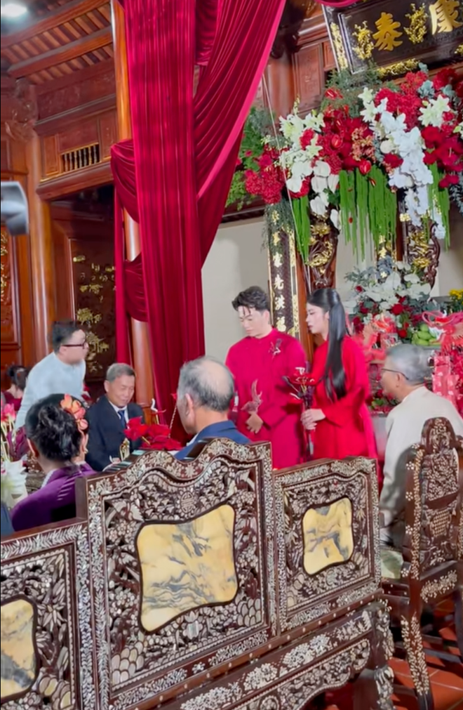 Đ&aacute;m cưới Bi&ecirc;n H&ograve;a g&acirc;y ấn tượng mạnh: Kh&ocirc;ng ph&ocirc; trương hồi m&ocirc;n nhưng tư gia nh&agrave; g&aacute;i khiến ai nh&igrave;n cũng "ao ước"- Ảnh 1.