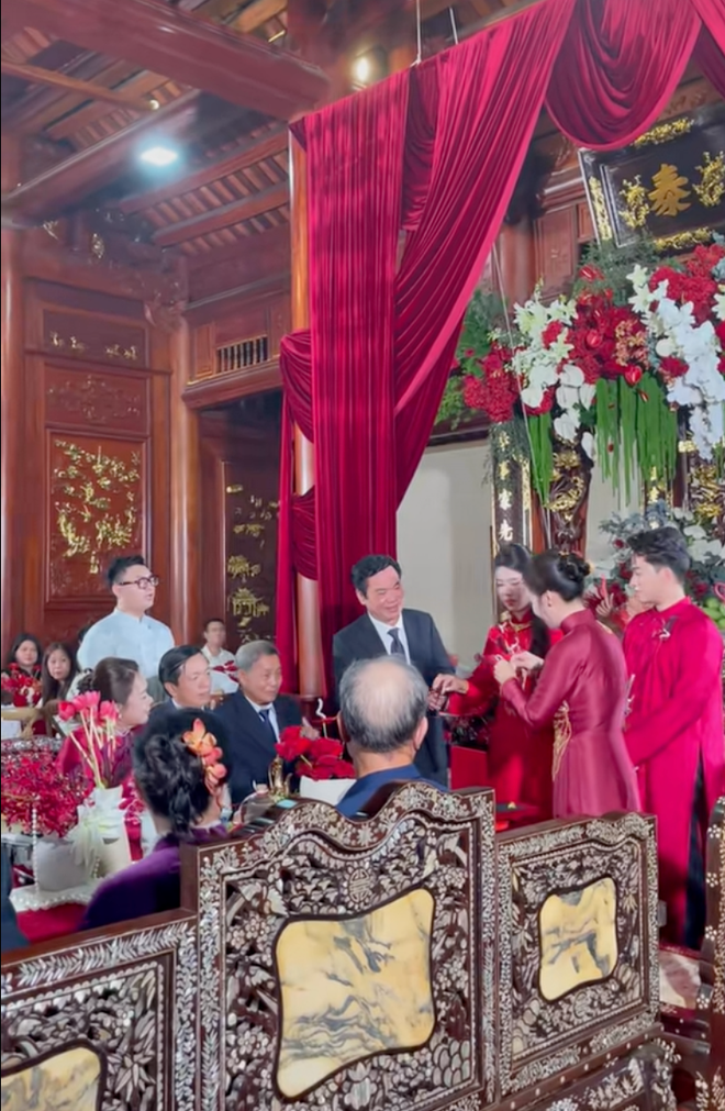 Đ&aacute;m cưới Bi&ecirc;n H&ograve;a g&acirc;y ấn tượng mạnh: Kh&ocirc;ng ph&ocirc; trương hồi m&ocirc;n nhưng tư gia nh&agrave; g&aacute;i khiến ai nh&igrave;n cũng "ao ước"- Ảnh 2.