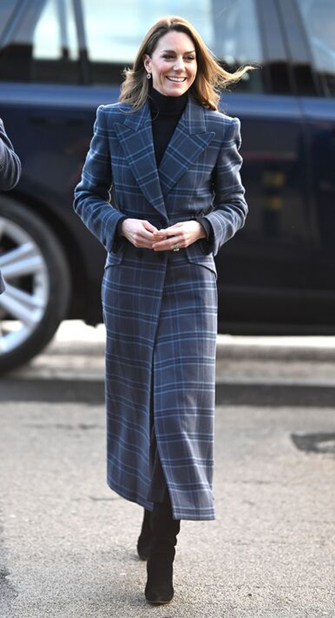 Meghan và 3 lần "đụng hàng" tư duy thời trang của Vương phi Kate trong một tuần: Chiến thuật níu giữ hào quang hay sự "quay đầu" đầy toan tính?- Ảnh 2. Meghan và 3 lần "đụng hàng" tư duy thời trang của Vương phi Kate trong một tuần: Chiến thuật níu giữ hào quang hay sự "quay đầu" đầy toan tính?- Ảnh 2.