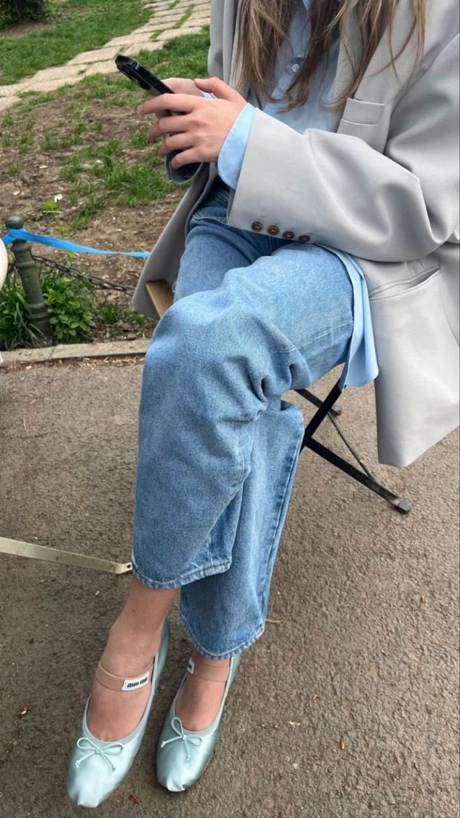 Hot trend 2026 gọi t&ecirc;n gi&agrave;y satin: Từ gi&agrave;y b&uacute;p b&ecirc; tới sneakers đều xinh cỡ n&agrave;y, bảo sao MXH m&ecirc; đắm!- Ảnh 29.