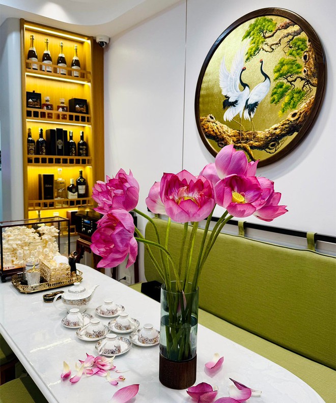 Nhan sắc vợ chân dài sinh 5 con cho nam nghệ sĩ đình đám sở hữu biệt phủ dát vàng ở Hà Nội- Ảnh 10. Nhan sắc vợ chân dài sinh 5 con cho nam nghệ sĩ đình đám sở hữu biệt phủ dát vàng ở Hà Nội- Ảnh 10.