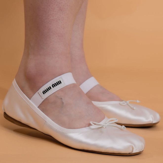 Hot trend 2026 gọi t&ecirc;n gi&agrave;y satin: Từ gi&agrave;y b&uacute;p b&ecirc; tới sneakers đều xinh cỡ n&agrave;y, bảo sao MXH m&ecirc; đắm!- Ảnh 12.