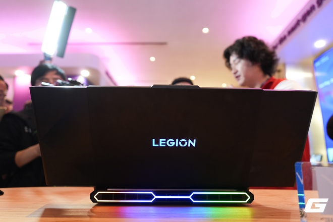 Mục sở thị Lenovo Legion Pro Rollable: Laptop gaming với màn hình cuộn, có thể mở từ rộng được từ 16 tới 24 inch- Ảnh 9. Mục sở thị Lenovo Legion Pro Rollable: Laptop gaming với màn hình cuộn, có thể mở từ rộng được từ 16 tới 24 inch- Ảnh 9.