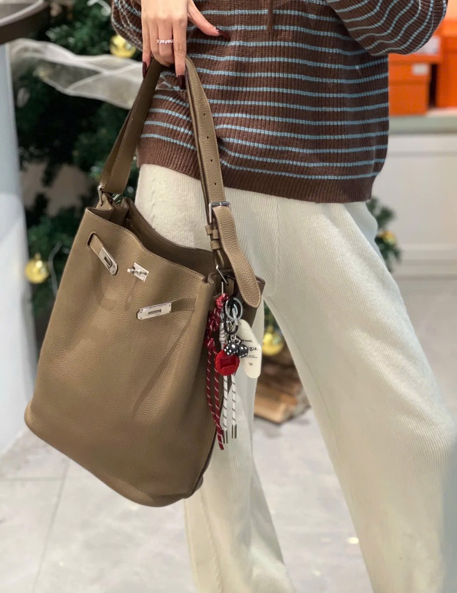 Hermès tiếp tục tạo cơn sốt với phiên bản nâng cấp từ 1 chiếc túi huyền thoại- Ảnh 4. Hermès tiếp tục tạo cơn sốt với phiên bản nâng cấp từ 1 chiếc túi huyền thoại- Ảnh 4.