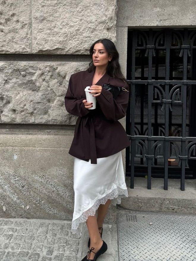 Blazer + v&aacute;y lụa ren: C&ocirc;ng thức s&agrave;nh điệu nhất thu n&agrave;y! - Ảnh 6.