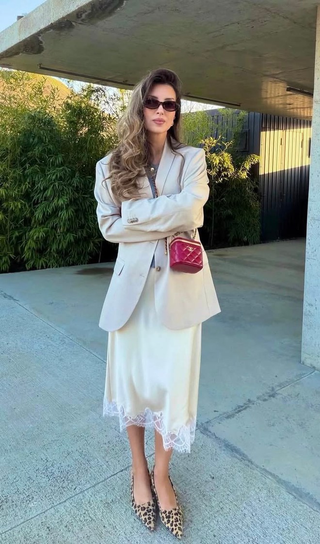 Blazer + v&aacute;y lụa ren: C&ocirc;ng thức s&agrave;nh điệu nhất thu n&agrave;y! - Ảnh 10.