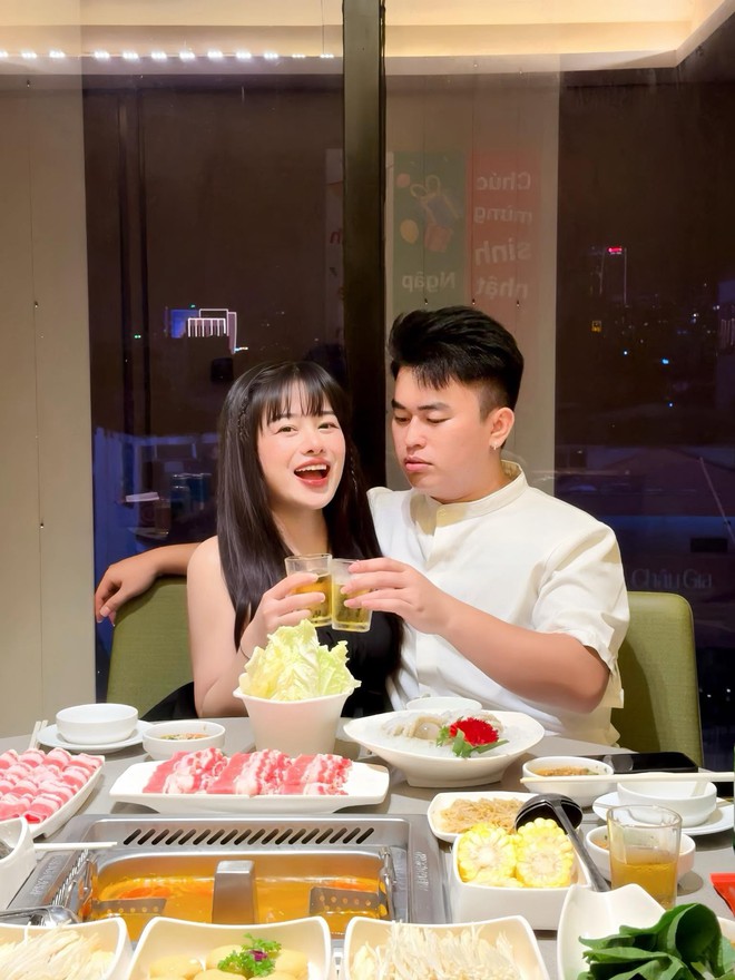 Cuộc h&ocirc;n nh&acirc;n "cồng kềnh" của cặp vợ chồng 5 triệu follow, c&ocirc; vợ th&uacute; nhận: "L&agrave;m nghề tr&ecirc;n MXH th&igrave; l&agrave;m sao giấu được m&atilde;i"- Ảnh 5.