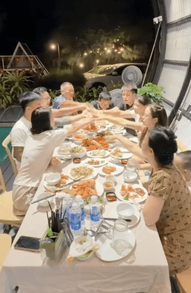 Cuộc h&ocirc;n nh&acirc;n "cồng kềnh" của cặp vợ chồng 5 triệu follow, c&ocirc; vợ th&uacute; nhận: "L&agrave;m nghề tr&ecirc;n MXH th&igrave; l&agrave;m sao giấu được m&atilde;i"- Ảnh 7.
