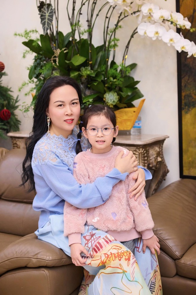 Con g&aacute;i Qu&aacute;ch Ngọc Ngoan b&aacute;m bố kh&ocirc;ng rời, đặc biệt y&ecirc;u mến ca sĩ Phương Mỹ Chi- Ảnh 6.