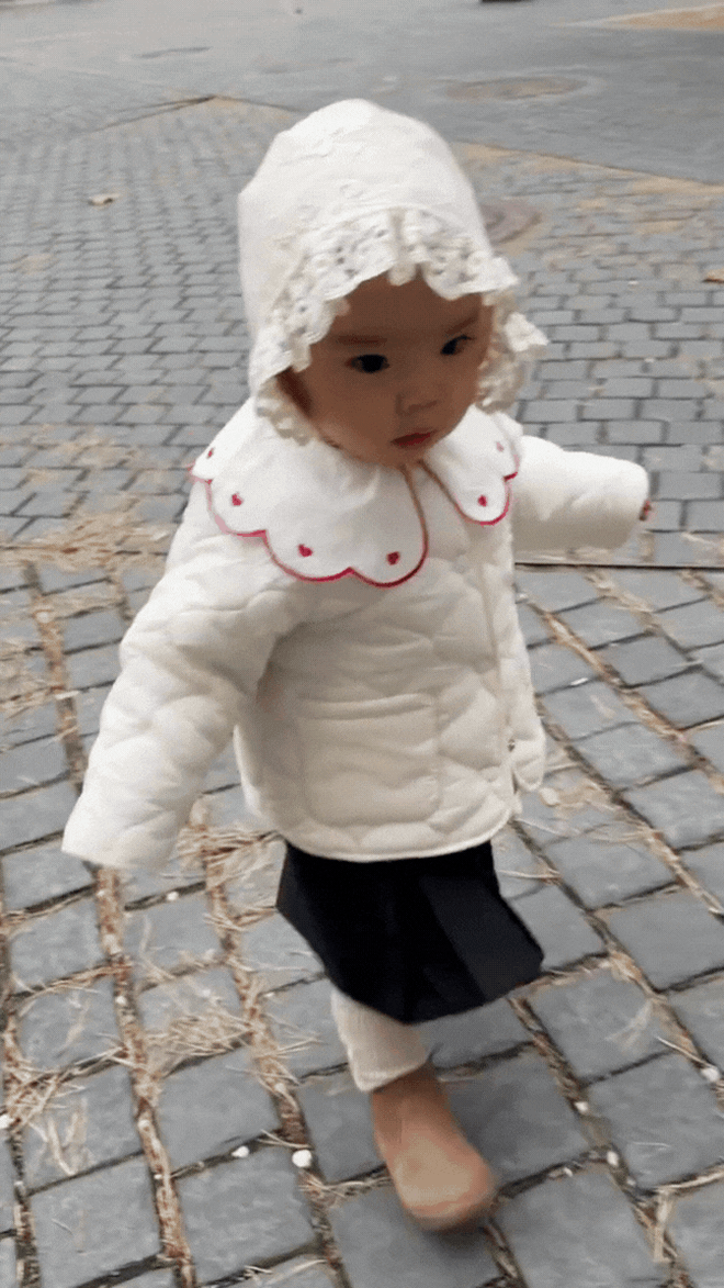 Ngô Thanh Vân cho con gái mặc váy bánh bèo, thừa nhận từ ngày có con “cười bằng cả quãng đời trước gom lại” - Ảnh 1.