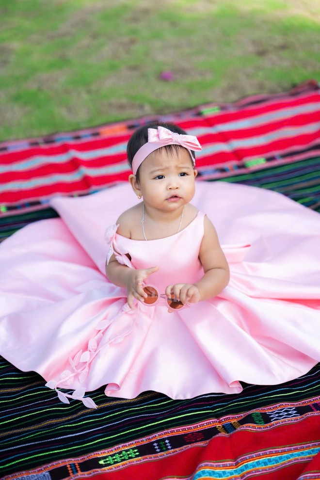 H'Hen Ni&ecirc; sắm đồ Tết cho con g&aacute;i, cẩn thận &ldquo;trừ hao&rdquo; khiến d&acirc;n t&igrave;nh cười b&ograve; - Ảnh 6.