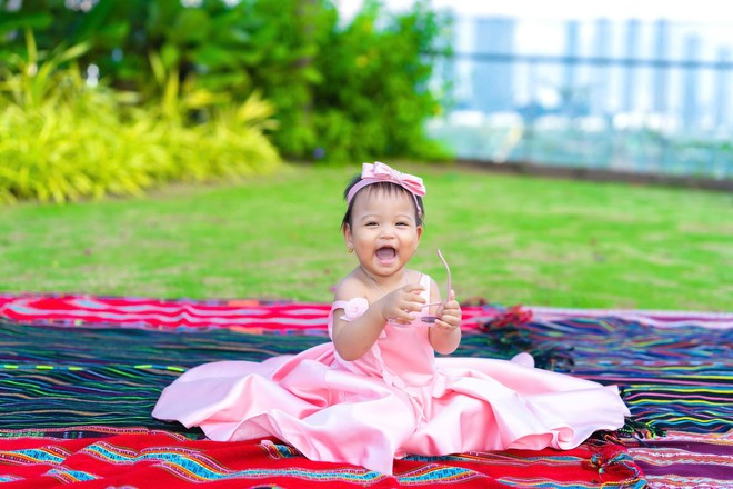 H'Hen Ni&ecirc; sắm đồ Tết cho con g&aacute;i, cẩn thận &ldquo;trừ hao&rdquo; khiến d&acirc;n t&igrave;nh cười b&ograve; - Ảnh 7.