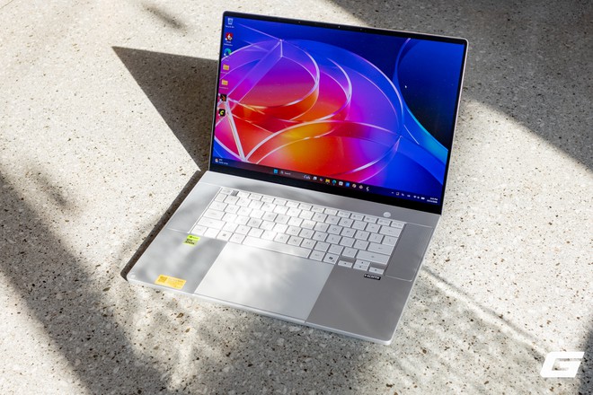 Tr&ecirc;n tay một trong những chiếc laptop đầu ti&ecirc;n chạy nền tảng RTX Spark, gi&aacute; gần 200 triệu đồng - Ảnh 37.