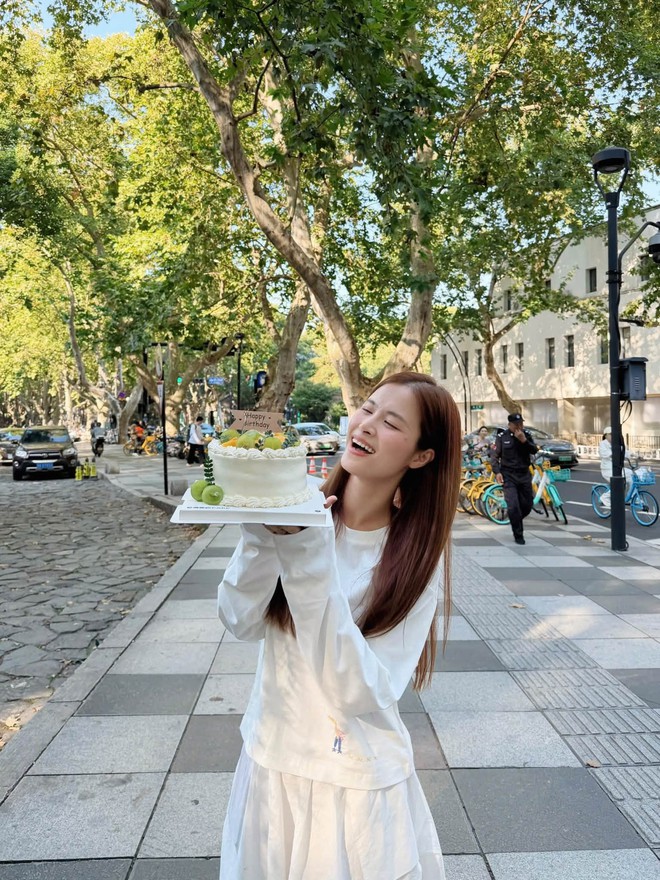 Đông Nhi đón sinh nhật ở Trung Quốc, khoe ảnh gia đình ngọt ngào bên ông xã, visual 2 ái nữ khiến dân mạng xuýt xoa: Đồng loạt “xin vía bỏ bụng” - Ảnh 1.