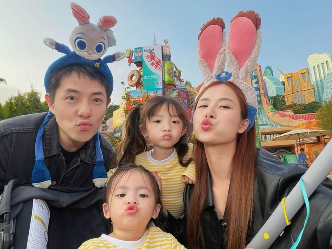 Đông Nhi đón sinh nhật ở Trung Quốc, khoe ảnh gia đình ngọt ngào bên ông xã, visual 2 ái nữ khiến dân mạng xuýt xoa: Đồng loạt “xin vía bỏ bụng” - Ảnh 3.