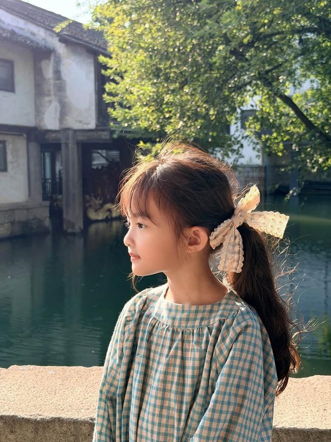 Đông Nhi đón sinh nhật ở Trung Quốc, khoe ảnh gia đình ngọt ngào bên ông xã, visual 2 ái nữ khiến dân mạng xuýt xoa: Đồng loạt “xin vía bỏ bụng” - Ảnh 11.