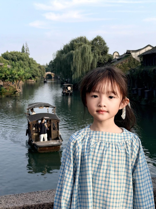 Đông Nhi đón sinh nhật ở Trung Quốc, khoe ảnh gia đình ngọt ngào bên ông xã, visual 2 ái nữ khiến dân mạng xuýt xoa: Đồng loạt “xin vía bỏ bụng” - Ảnh 10.