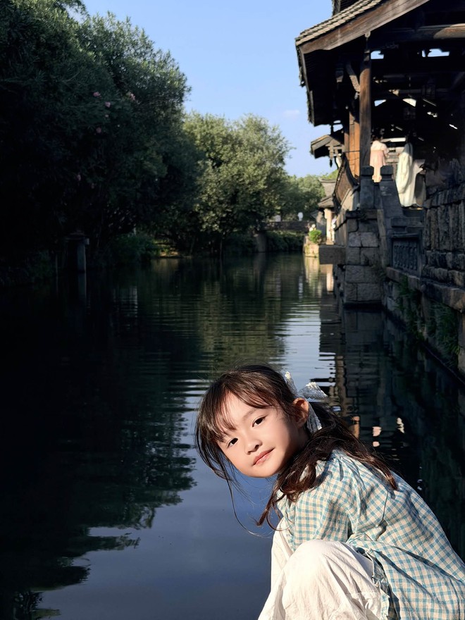 Đông Nhi đón sinh nhật ở Trung Quốc, khoe ảnh gia đình ngọt ngào bên ông xã, visual 2 ái nữ khiến dân mạng xuýt xoa: Đồng loạt “xin vía bỏ bụng” - Ảnh 13.