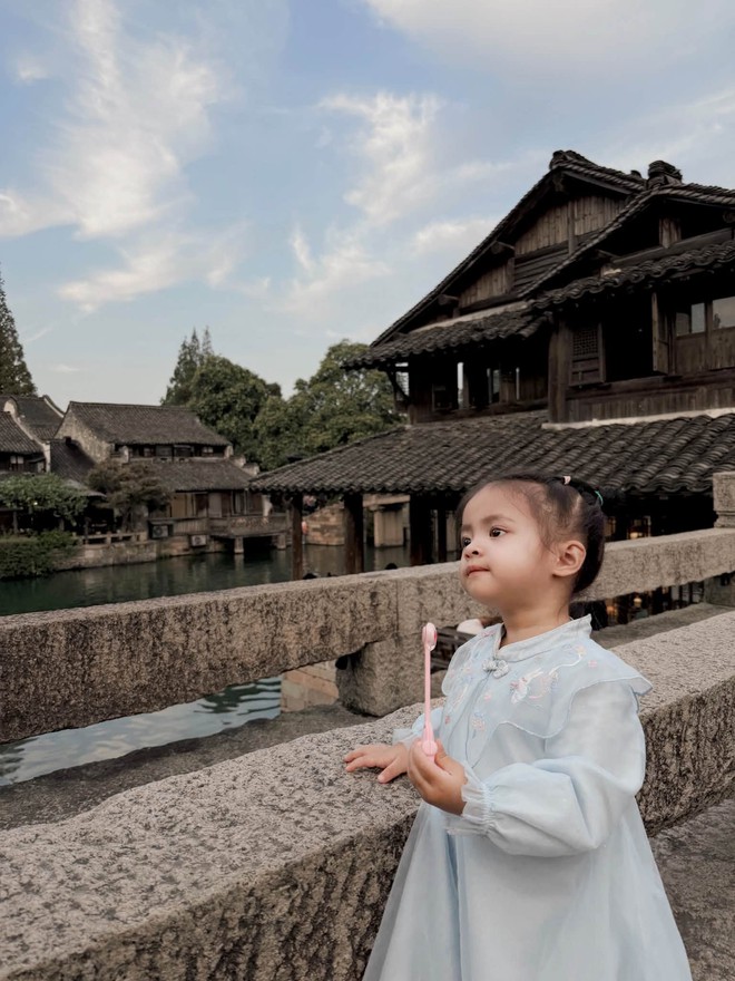 Đông Nhi đón sinh nhật ở Trung Quốc, khoe ảnh gia đình ngọt ngào bên ông xã, visual 2 ái nữ khiến dân mạng xuýt xoa: Đồng loạt “xin vía bỏ bụng” - Ảnh 20.