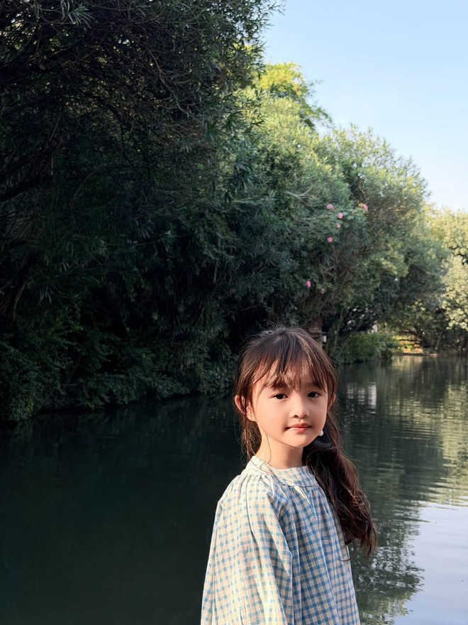 Đông Nhi đón sinh nhật ở Trung Quốc, khoe ảnh gia đình ngọt ngào bên ông xã, visual 2 ái nữ khiến dân mạng xuýt xoa: Đồng loạt “xin vía bỏ bụng” - Ảnh 9.