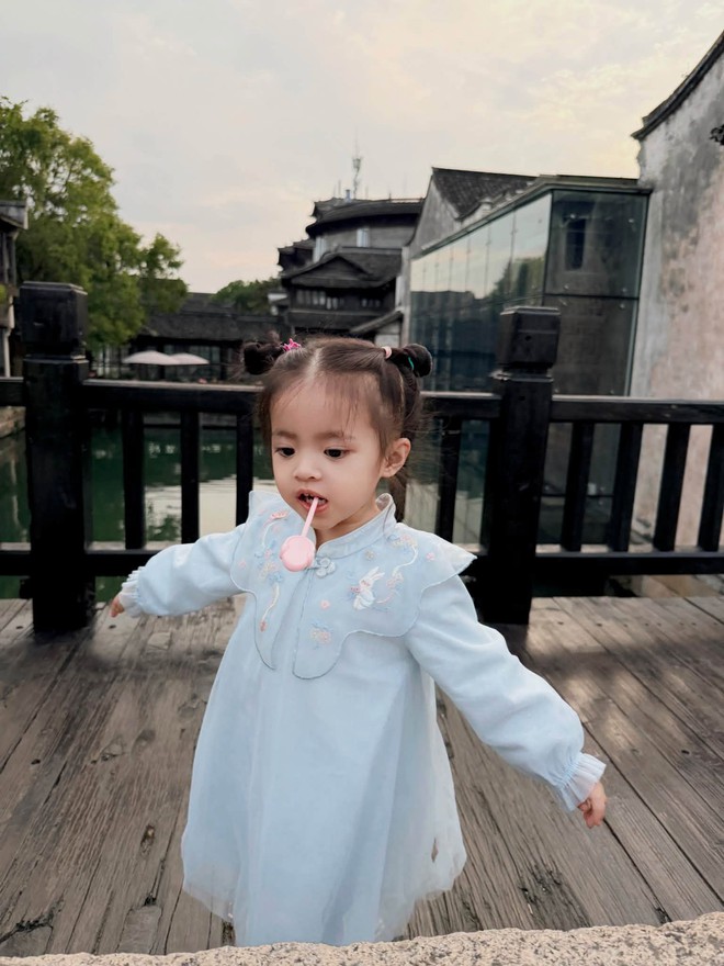 Đông Nhi đón sinh nhật ở Trung Quốc, khoe ảnh gia đình ngọt ngào bên ông xã, visual 2 ái nữ khiến dân mạng xuýt xoa: Đồng loạt “xin vía bỏ bụng” - Ảnh 17.