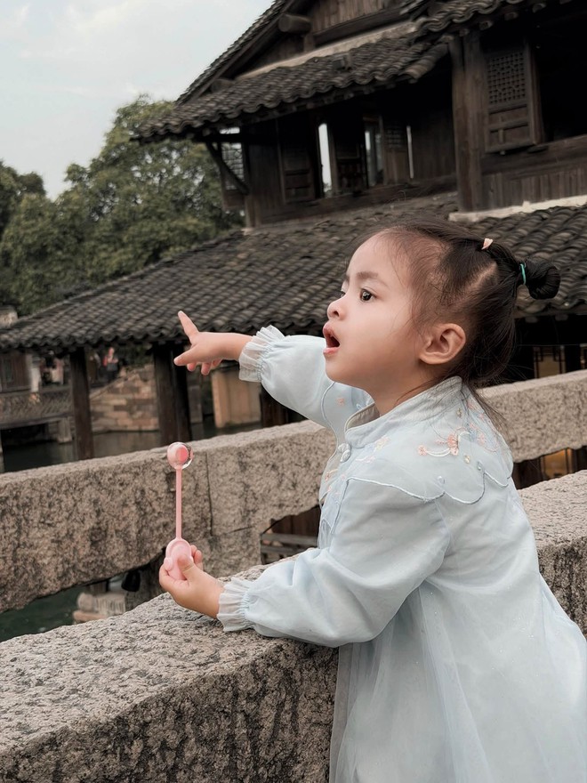 Đông Nhi đón sinh nhật ở Trung Quốc, khoe ảnh gia đình ngọt ngào bên ông xã, visual 2 ái nữ khiến dân mạng xuýt xoa: Đồng loạt “xin vía bỏ bụng” - Ảnh 19.
