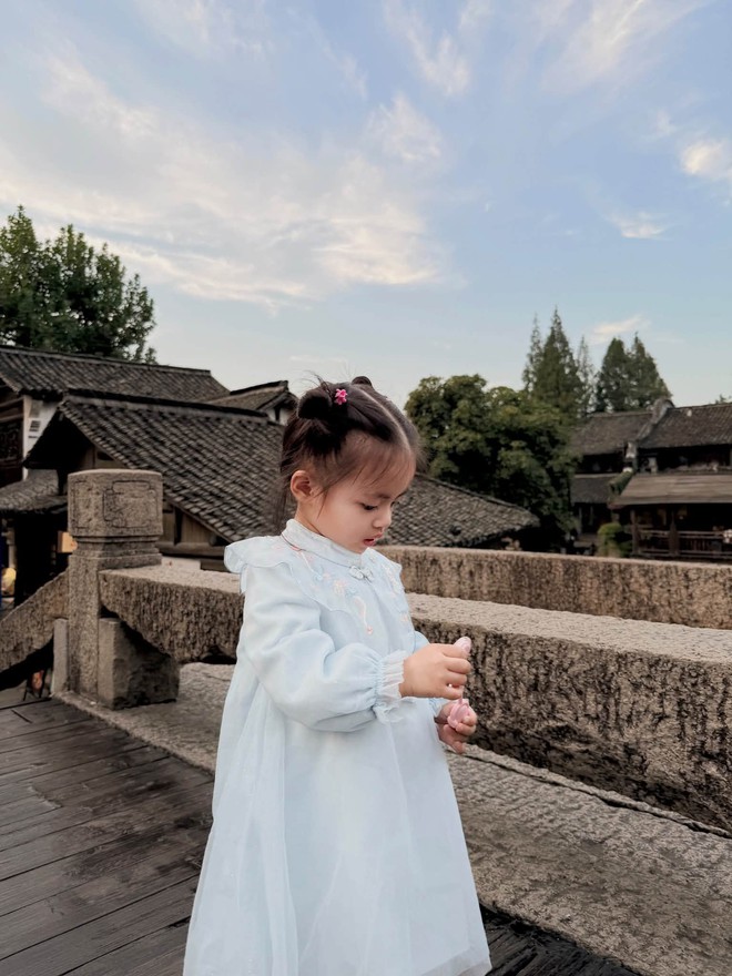 Đông Nhi đón sinh nhật ở Trung Quốc, khoe ảnh gia đình ngọt ngào bên ông xã, visual 2 ái nữ khiến dân mạng xuýt xoa: Đồng loạt “xin vía bỏ bụng” - Ảnh 16.