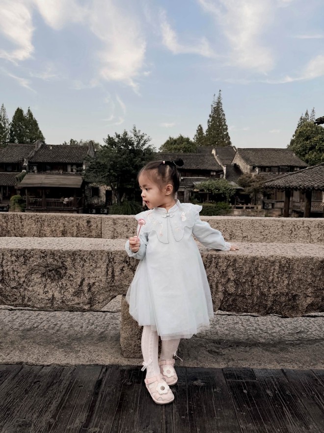 Đông Nhi đón sinh nhật ở Trung Quốc, khoe ảnh gia đình ngọt ngào bên ông xã, visual 2 ái nữ khiến dân mạng xuýt xoa: Đồng loạt “xin vía bỏ bụng” - Ảnh 15.