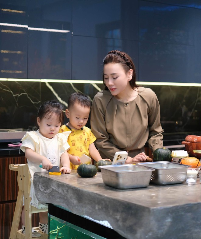 2 con của Phương Oanh th&agrave;nh 2 &ldquo;chef nh&iacute;&rdquo;, c&ugrave;ng mẹ nấu ăn nhận nhiều lời khen ngợi- Ảnh 3.