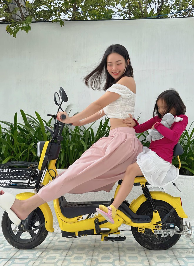 Phan Như Thảo lấy chồng đại gia hơn 26 tuổi, con g&aacute;i sở hữu đ&ocirc;i ch&acirc;n d&agrave;i, gương mặt giống ba y đ&uacute;c- Ảnh 2.