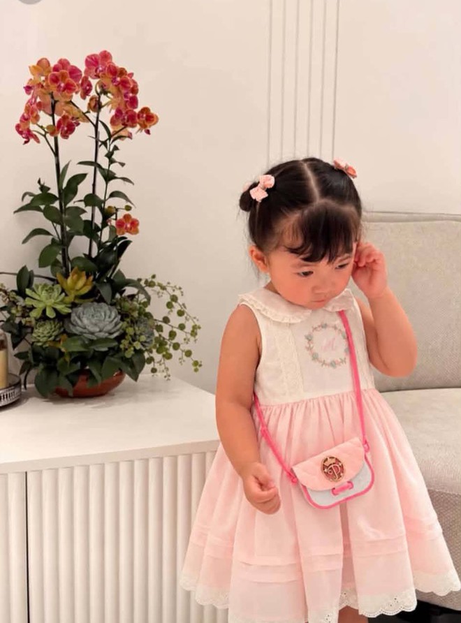 Con g&aacute;i &uacute;t của Hoa hậu Đặng Thu Thảo hiếm hoi l&ecirc;n s&oacute;ng, vẻ ngo&agrave;i xinh đẹp khiến d&acirc;n t&igrave;nh trầm trồ- Ảnh 2.